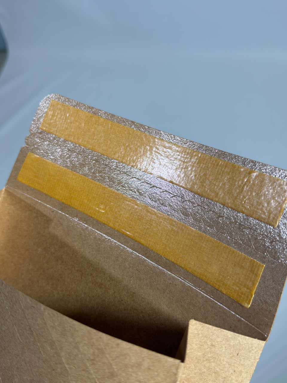 Envelope Ecommerce com laminação Pack Force - detalhe do lacre duplo laminado